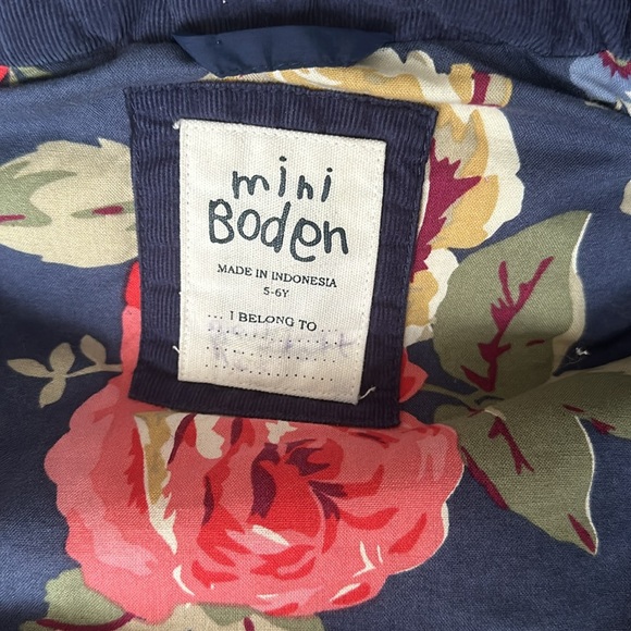 Mini Boden puffer vest in navy size 5-6 - Picture 5 of 8